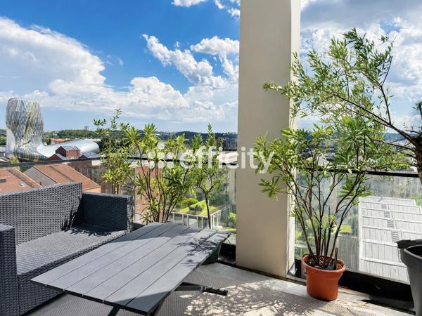 Appartement
         4 pièces
        - 105 m² Bien prestige 699 000 € *