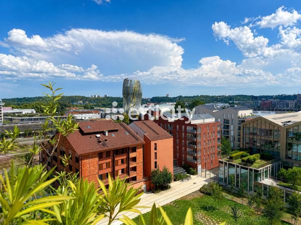 Appartement
         4 pièces
        - 105 m² Bien prestige 699 000 € *