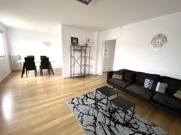 A Caen Rive Gauche, Secteur Venoix !
Situé dans une résidence sécurisée, découvrez cet agréable appartement d'environ 71 m² comprenant une entrée donnant sur un séjour salon, une cuisine indépendante avec cellier., deux chambres, dressing, salle d'eau, wc indépendant.
Possibilité de faire une troisième chambre.
Cave et grenier
 Contactez-moi au 06.66.57.7I.58 pour plus d'informations !