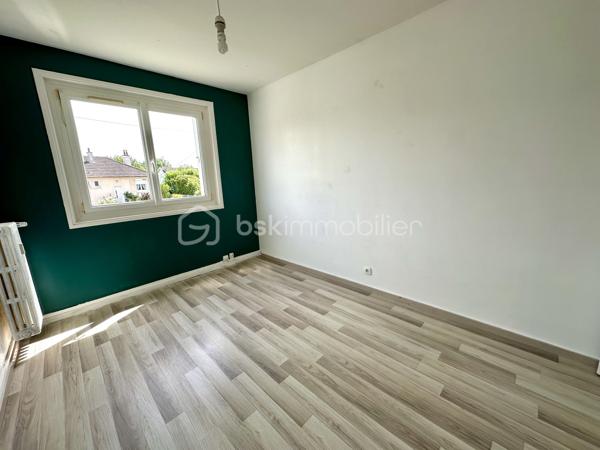A Caen Rive Gauche, Secteur Venoix !
Situé dans une résidence sécurisée, découvrez cet agréable appartement d'environ 71 m² comprenant une entrée donnant sur un séjour salon, une cuisine indépendante avec cellier., deux chambres, dressing, salle d'eau, wc indépendant.
Possibilité de faire une troisième chambre.
Cave et grenier
 Contactez-moi au 06.66.57.7I.58 pour plus d'informations !