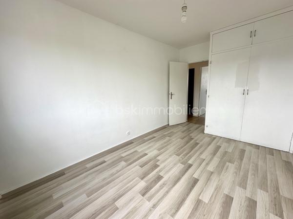 A Caen Rive Gauche, Secteur Venoix !
Situé dans une résidence sécurisée, découvrez cet agréable appartement d'environ 71 m² comprenant une entrée donnant sur un séjour salon, une cuisine indépendante avec cellier., deux chambres, dressing, salle d'eau, wc indépendant.
Possibilité de faire une troisième chambre.
Cave et grenier
 Contactez-moi au 06.66.57.7I.58 pour plus d'informations !