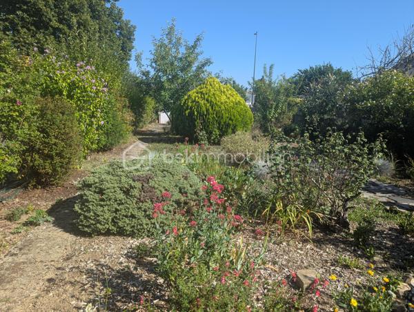 À seulement 10 minutes de Craon, cette charmante maison de village est située dans un environnement calme et paisible.
Vous profitez de la tranquillité de la campagne tout en restant proche des commodités : écoles, commerces, boulangerie, supermarché et pharmacie accessibles en quelques minutes.

Grâce à sa surface généreuse, cette maison est idéale pour une famille, une résidence secondaire ou un investissement locatif.
Elle séduira les amateurs de charme et d’authenticité, à la recherche d’un bien à personnaliser.

Au rez-de-chaussée, l’entrée dessert un vaste séjour lumineux, un salon cosy avec poutres apparentes, une cuisine indépendante avec accès au garage, une arrière-cuisine, un cellier et un WC indépendant.

À l’étage, vous trouverez trois grandes chambres en enfilade, une salle d’eau et un WC séparé.
Les espaces sont modulables selon vos besoins : chambres, bureau ou dressing.

À l’extérieur, un terrain non attenant d’environ 350 m², situé en face de la maison, entièrement clos et arboré de fruitiers, offre un espace idéal pour se détendre ou jardiner.

Des travaux de rafraîchissement sont à prévoir pour révéler tout le potentiel du bien.

Les atouts :
✔ Charme de l’ancien et beaux volumes
✔ Environnement calme, proche de Craon et Renazé
✔ Prix attractif
✔ Chauffage économique : poêle à granulés et radiateurs en fonte

📞 À visiter sans tarder. Contactez-moi pour organiser une visite.