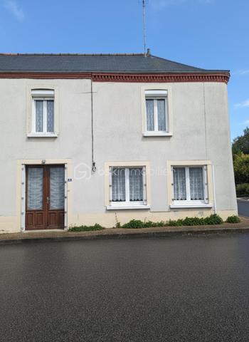 À seulement 10 minutes de Craon, cette charmante maison de village est située dans un environnement calme et paisible.
Vous profitez de la tranquillité de la campagne tout en restant proche des commodités : écoles, commerces, boulangerie, supermarché et pharmacie accessibles en quelques minutes.

Grâce à sa surface généreuse, cette maison est idéale pour une famille, une résidence secondaire ou un investissement locatif.
Elle séduira les amateurs de charme et d’authenticité, à la recherche d’un bien à personnaliser.

Au rez-de-chaussée, l’entrée dessert un vaste séjour lumineux, un salon cosy avec poutres apparentes, une cuisine indépendante avec accès au garage, une arrière-cuisine, un cellier et un WC indépendant.

À l’étage, vous trouverez trois grandes chambres en enfilade, une salle d’eau et un WC séparé.
Les espaces sont modulables selon vos besoins : chambres, bureau ou dressing.

À l’extérieur, un terrain non attenant d’environ 350 m², situé en face de la maison, entièrement clos et arboré de fruitiers, offre un espace idéal pour se détendre ou jardiner.

Des travaux de rafraîchissement sont à prévoir pour révéler tout le potentiel du bien.

Les atouts :
✔ Charme de l’ancien et beaux volumes
✔ Environnement calme, proche de Craon et Renazé
✔ Prix attractif
✔ Chauffage économique : poêle à granulés et radiateurs en fonte

📞 À visiter sans tarder. Contactez-moi pour organiser une visite.