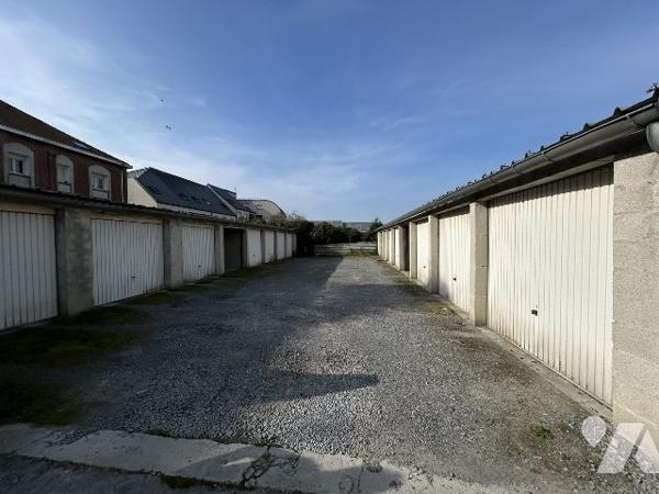 ENSEMBLE DE 16 GARAGES LOUES