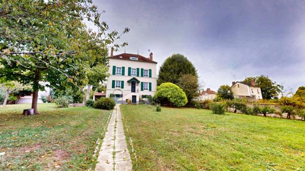 MAISON BOURGEOISE  229 M2 + dépendance 155 m2 PRIX  467900