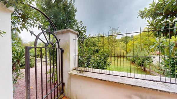 MAISON BOURGEOISE  229 M2 + dépendance 155 m2 PRIX  467900