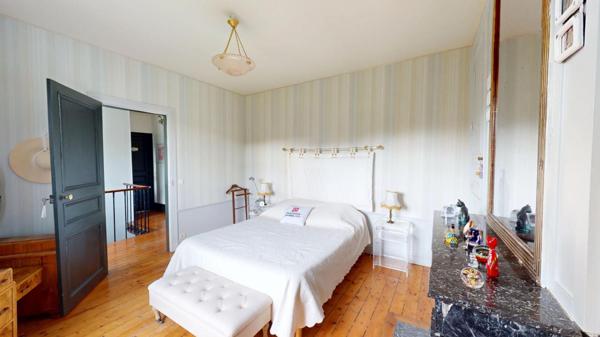 MAISON BOURGEOISE  229 M2 + dépendance 155 m2 PRIX  467900