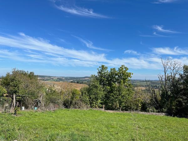 A 20 minutes de Villeneuve sur Lot, sur la commune de Monclar, terrain constructible d'environ 3910 m2. Vous aimerez sa belle vue dominante et la grandeur de la parcelle. , Monclar