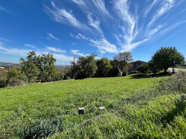 A 20 minutes de Villeneuve sur Lot, sur la commune de Monclar, terrain constructible d'environ 3910 m2. Vous aimerez sa belle vue dominante et la grandeur de la parcelle. , Monclar
