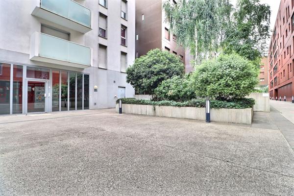 4 pièces traversant, balcon  2 parkings, à deux pas des transports et du Campus Condorcet