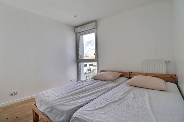 4 pièces traversant, balcon  2 parkings, à deux pas des transports et du Campus Condorcet