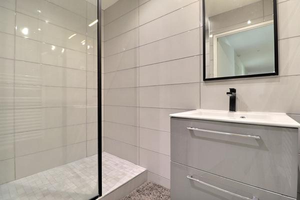 4 pièces traversant, balcon  2 parkings, à deux pas des transports et du Campus Condorcet