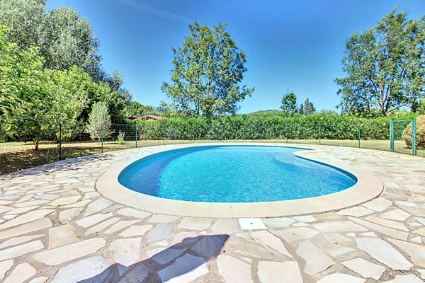 À VENDRE EN EXCLUSIVITÉ Maison de plain-pied à VIDAUBAN - Piscine - Double garage - Panneaux photovoltaïques