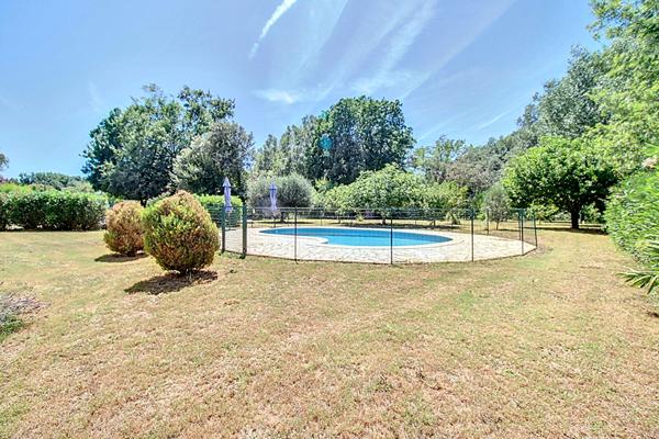 À VENDRE EN EXCLUSIVITÉ Maison de plain-pied à VIDAUBAN - Piscine - Double garage - Panneaux photovoltaïques