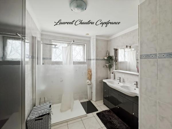 Maison familiale avec piscine et grande terrasse couverte - MARSAC SUR L'ISLE (24)