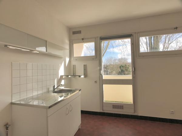 Proche centre-ville de BOURGES, Appartement 1 pièce avec balcons et cave