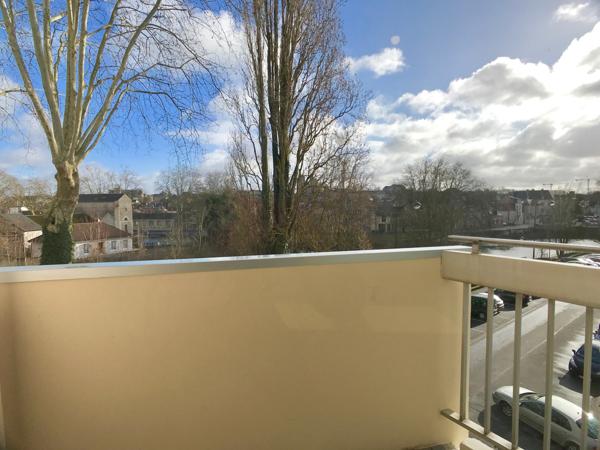 Proche centre-ville de BOURGES, Appartement 1 pièce avec balcons et cave