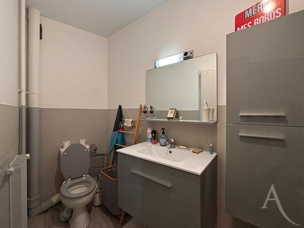 Proche centre-ville de BOURGES, Appartement 1 pièce avec balcons et cave