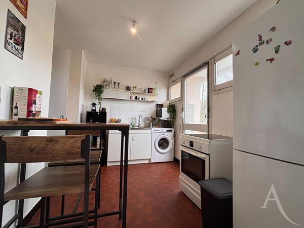 Proche centre-ville de BOURGES, Appartement 1 pièce avec balcons et cave