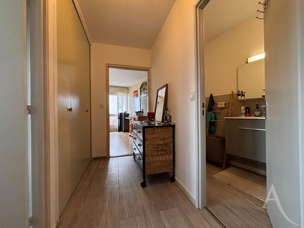 Proche centre-ville de BOURGES, Appartement 1 pièce avec balcons et cave