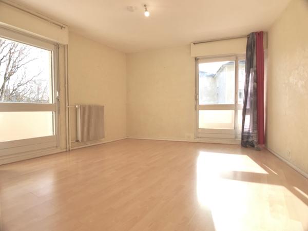 Proche centre-ville de BOURGES, Appartement 1 pièce avec balcons et cave