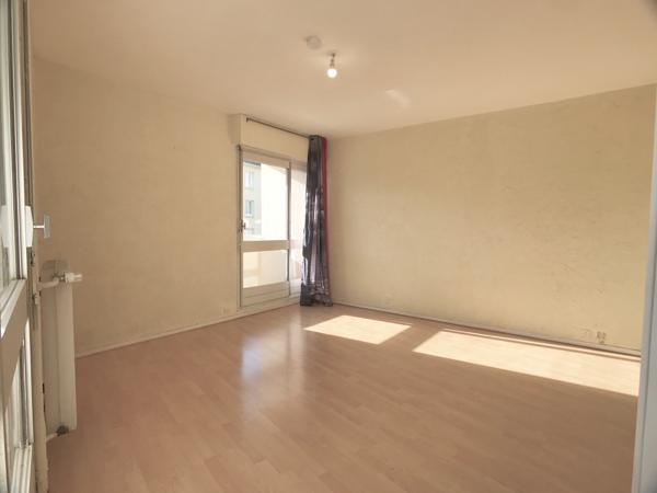 Proche centre-ville de BOURGES, Appartement 1 pièce avec balcons et cave