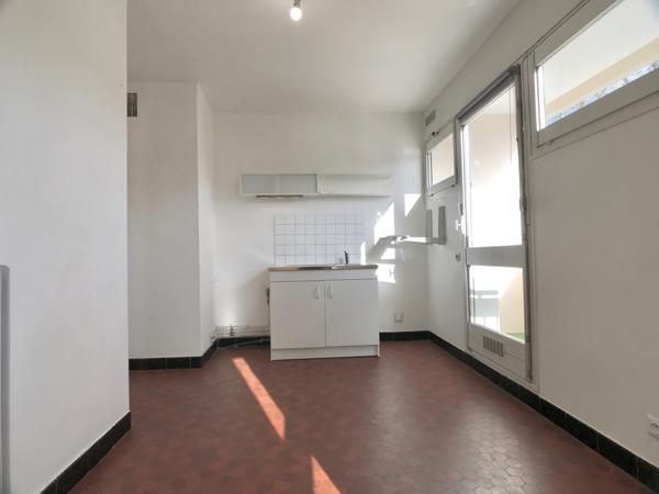 Proche centre-ville de BOURGES, Appartement 1 pièce avec balcons et cave