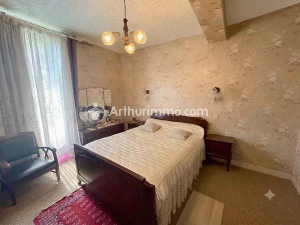 Vente                                                      Maison de village
                        
                     4 pièces                      85 m2                     à Saint-Astier