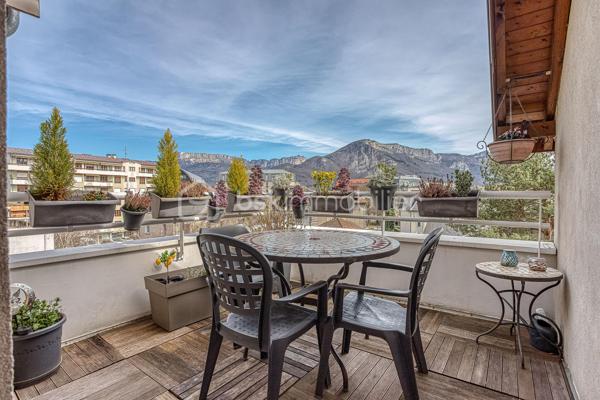 ++ Un confort rare en plein cœur d'Annecy : CLIMATISATION réversible dans presque toutes les pièces, 2 TERRASSES, BALCON, VUE MONTAGNES, PLACE DE PARKING, CAVE, GARAGE possible en option.++

Situé dans le très recherché quartier des Romains, à quelques minutes à pied de la gare, du marché, des commerces, des restaurants et des transports en commun, ce magnifique duplex T5 de 125 m² offre un cadre de vie aussi pratique qu'agréable. Niché au dernier étage d'une résidence récente de 1999 avec ascenseur, il bénéficie d'un environnement calme, en retrait de l'agitation du centre-ville. Le lac d'Annecy est accessible en seulement 20 minutes à pied.

Exposé Sud et Est, l'appartement profite d'une luminosité exceptionnelle tout au long de la journée. Les deux terrasses, véritables espaces de vie supplémentaires, offrent une vue dégagée sur les montagnes, tandis qu'un balcon complète l'étage.

Dès l'entrée, vous serez séduits par la qualité des prestations et des matériaux. L'appartement est équipé d'une climatisation réversible dans toutes les pièces de vie et les chambres (hors cuisine), un véritable atout pour un confort optimal en toute saison, particulièrement apprécié lors des épisodes de fortes chaleurs.

Au premier niveau, la pièce de vie et la chambre s'ouvrent sur une terrasse de 19 m². La cuisine indépendante donne accès à une seconde terrasse de 8 m². Ce niveau comprend également une salle d'eau et un WC séparé.

À l'étage, l'espace nuit se compose de trois chambres, dont une avec balcon, d'une salle de bains et d'un second WC indépendant.

Une cave et une place de parking privative complètent ce bien. La résidence dispose également d'un local à vélos. Un grand garage double peut être acquis en supplément.

Les coups de cœur de ce bien :

* Duplex en dernier étage
* Climatisation réversible dans toutes les pièces (hors cuisine)
* Deux terrasses (19 m² et 8 m²) et un balcon
* Vue dégagée sur les montagnes
* Excellente luminosité
* Résidence récente avec ascenseur
* Cave, place de parking privative et local vélos
* Grand garage double disponible en supplément
* Quartier des Romains, proche de toutes les commodités
* Au calme, en retrait des grands axes
* Lac d'Annecy à seulement 20 minutes à pied

Un bien rare sur le marché, idéal pour une famille souhaitant conjuguer espace, confort moderne et vie citadine, tout en profitant du calme, d'extérieurs généreux et de la proximité immédiate de toutes les commodités.