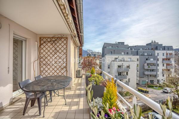 ++ Un confort rare en plein cœur d'Annecy : CLIMATISATION réversible dans presque toutes les pièces, 2 TERRASSES, BALCON, VUE MONTAGNES, PLACE DE PARKING, CAVE, GARAGE possible en option.++

Situé dans le très recherché quartier des Romains, à quelques minutes à pied de la gare, du marché, des commerces, des restaurants et des transports en commun, ce magnifique duplex T5 de 125 m² offre un cadre de vie aussi pratique qu'agréable. Niché au dernier étage d'une résidence récente de 1999 avec ascenseur, il bénéficie d'un environnement calme, en retrait de l'agitation du centre-ville. Le lac d'Annecy est accessible en seulement 20 minutes à pied.

Exposé Sud et Est, l'appartement profite d'une luminosité exceptionnelle tout au long de la journée. Les deux terrasses, véritables espaces de vie supplémentaires, offrent une vue dégagée sur les montagnes, tandis qu'un balcon complète l'étage.

Dès l'entrée, vous serez séduits par la qualité des prestations et des matériaux. L'appartement est équipé d'une climatisation réversible dans toutes les pièces de vie et les chambres (hors cuisine), un véritable atout pour un confort optimal en toute saison, particulièrement apprécié lors des épisodes de fortes chaleurs.

Au premier niveau, la pièce de vie et la chambre s'ouvrent sur une terrasse de 19 m². La cuisine indépendante donne accès à une seconde terrasse de 8 m². Ce niveau comprend également une salle d'eau et un WC séparé.

À l'étage, l'espace nuit se compose de trois chambres, dont une avec balcon, d'une salle de bains et d'un second WC indépendant.

Une cave et une place de parking privative complètent ce bien. La résidence dispose également d'un local à vélos. Un grand garage double peut être acquis en supplément.

Les coups de cœur de ce bien :

* Duplex en dernier étage
* Climatisation réversible dans toutes les pièces (hors cuisine)
* Deux terrasses (19 m² et 8 m²) et un balcon
* Vue dégagée sur les montagnes
* Excellente luminosité
* Résidence récente avec ascenseur
* Cave, place de parking privative et local vélos
* Grand garage double disponible en supplément
* Quartier des Romains, proche de toutes les commodités
* Au calme, en retrait des grands axes
* Lac d'Annecy à seulement 20 minutes à pied

Un bien rare sur le marché, idéal pour une famille souhaitant conjuguer espace, confort moderne et vie citadine, tout en profitant du calme, d'extérieurs généreux et de la proximité immédiate de toutes les commodités.
