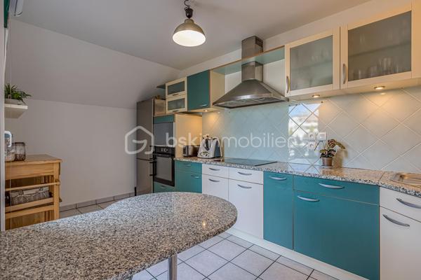 ++ Un confort rare en plein cœur d'Annecy : CLIMATISATION réversible dans presque toutes les pièces, 2 TERRASSES, BALCON, VUE MONTAGNES, PLACE DE PARKING, CAVE, GARAGE possible en option.++

Situé dans le très recherché quartier des Romains, à quelques minutes à pied de la gare, du marché, des commerces, des restaurants et des transports en commun, ce magnifique duplex T5 de 125 m² offre un cadre de vie aussi pratique qu'agréable. Niché au dernier étage d'une résidence récente de 1999 avec ascenseur, il bénéficie d'un environnement calme, en retrait de l'agitation du centre-ville. Le lac d'Annecy est accessible en seulement 20 minutes à pied.

Exposé Sud et Est, l'appartement profite d'une luminosité exceptionnelle tout au long de la journée. Les deux terrasses, véritables espaces de vie supplémentaires, offrent une vue dégagée sur les montagnes, tandis qu'un balcon complète l'étage.

Dès l'entrée, vous serez séduits par la qualité des prestations et des matériaux. L'appartement est équipé d'une climatisation réversible dans toutes les pièces de vie et les chambres (hors cuisine), un véritable atout pour un confort optimal en toute saison, particulièrement apprécié lors des épisodes de fortes chaleurs.

Au premier niveau, la pièce de vie et la chambre s'ouvrent sur une terrasse de 19 m². La cuisine indépendante donne accès à une seconde terrasse de 8 m². Ce niveau comprend également une salle d'eau et un WC séparé.

À l'étage, l'espace nuit se compose de trois chambres, dont une avec balcon, d'une salle de bains et d'un second WC indépendant.

Une cave et une place de parking privative complètent ce bien. La résidence dispose également d'un local à vélos. Un grand garage double peut être acquis en supplément.

Les coups de cœur de ce bien :

* Duplex en dernier étage
* Climatisation réversible dans toutes les pièces (hors cuisine)
* Deux terrasses (19 m² et 8 m²) et un balcon
* Vue dégagée sur les montagnes
* Excellente luminosité
* Résidence récente avec ascenseur
* Cave, place de parking privative et local vélos
* Grand garage double disponible en supplément
* Quartier des Romains, proche de toutes les commodités
* Au calme, en retrait des grands axes
* Lac d'Annecy à seulement 20 minutes à pied

Un bien rare sur le marché, idéal pour une famille souhaitant conjuguer espace, confort moderne et vie citadine, tout en profitant du calme, d'extérieurs généreux et de la proximité immédiate de toutes les commodités.