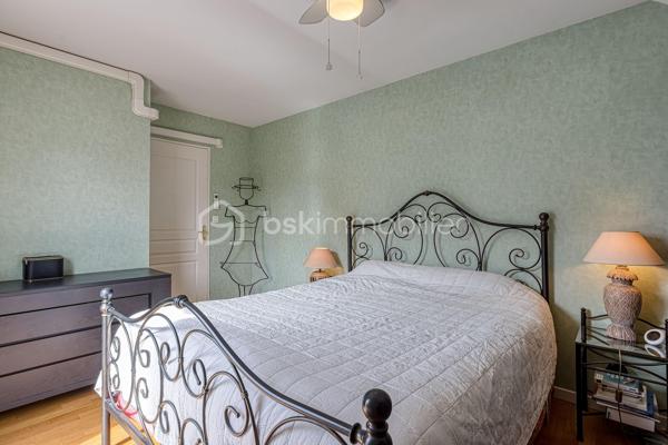 ++ Un confort rare en plein cœur d'Annecy : CLIMATISATION réversible dans presque toutes les pièces, 2 TERRASSES, BALCON, VUE MONTAGNES, PLACE DE PARKING, CAVE, GARAGE possible en option.++

Situé dans le très recherché quartier des Romains, à quelques minutes à pied de la gare, du marché, des commerces, des restaurants et des transports en commun, ce magnifique duplex T5 de 125 m² offre un cadre de vie aussi pratique qu'agréable. Niché au dernier étage d'une résidence récente de 1999 avec ascenseur, il bénéficie d'un environnement calme, en retrait de l'agitation du centre-ville. Le lac d'Annecy est accessible en seulement 20 minutes à pied.

Exposé Sud et Est, l'appartement profite d'une luminosité exceptionnelle tout au long de la journée. Les deux terrasses, véritables espaces de vie supplémentaires, offrent une vue dégagée sur les montagnes, tandis qu'un balcon complète l'étage.

Dès l'entrée, vous serez séduits par la qualité des prestations et des matériaux. L'appartement est équipé d'une climatisation réversible dans toutes les pièces de vie et les chambres (hors cuisine), un véritable atout pour un confort optimal en toute saison, particulièrement apprécié lors des épisodes de fortes chaleurs.

Au premier niveau, la pièce de vie et la chambre s'ouvrent sur une terrasse de 19 m². La cuisine indépendante donne accès à une seconde terrasse de 8 m². Ce niveau comprend également une salle d'eau et un WC séparé.

À l'étage, l'espace nuit se compose de trois chambres, dont une avec balcon, d'une salle de bains et d'un second WC indépendant.

Une cave et une place de parking privative complètent ce bien. La résidence dispose également d'un local à vélos. Un grand garage double peut être acquis en supplément.

Les coups de cœur de ce bien :

* Duplex en dernier étage
* Climatisation réversible dans toutes les pièces (hors cuisine)
* Deux terrasses (19 m² et 8 m²) et un balcon
* Vue dégagée sur les montagnes
* Excellente luminosité
* Résidence récente avec ascenseur
* Cave, place de parking privative et local vélos
* Grand garage double disponible en supplément
* Quartier des Romains, proche de toutes les commodités
* Au calme, en retrait des grands axes
* Lac d'Annecy à seulement 20 minutes à pied

Un bien rare sur le marché, idéal pour une famille souhaitant conjuguer espace, confort moderne et vie citadine, tout en profitant du calme, d'extérieurs généreux et de la proximité immédiate de toutes les commodités.