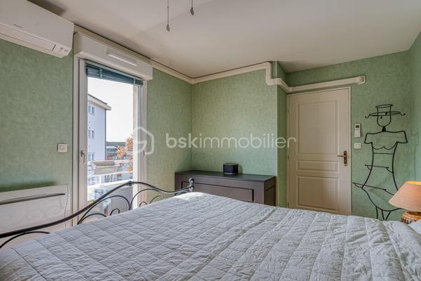++ Un confort rare en plein cœur d'Annecy : CLIMATISATION réversible dans presque toutes les pièces, 2 TERRASSES, BALCON, VUE MONTAGNES, PLACE DE PARKING, CAVE, GARAGE possible en option.++

Situé dans le très recherché quartier des Romains, à quelques minutes à pied de la gare, du marché, des commerces, des restaurants et des transports en commun, ce magnifique duplex T5 de 125 m² offre un cadre de vie aussi pratique qu'agréable. Niché au dernier étage d'une résidence récente de 1999 avec ascenseur, il bénéficie d'un environnement calme, en retrait de l'agitation du centre-ville. Le lac d'Annecy est accessible en seulement 20 minutes à pied.

Exposé Sud et Est, l'appartement profite d'une luminosité exceptionnelle tout au long de la journée. Les deux terrasses, véritables espaces de vie supplémentaires, offrent une vue dégagée sur les montagnes, tandis qu'un balcon complète l'étage.

Dès l'entrée, vous serez séduits par la qualité des prestations et des matériaux. L'appartement est équipé d'une climatisation réversible dans toutes les pièces de vie et les chambres (hors cuisine), un véritable atout pour un confort optimal en toute saison, particulièrement apprécié lors des épisodes de fortes chaleurs.

Au premier niveau, la pièce de vie et la chambre s'ouvrent sur une terrasse de 19 m². La cuisine indépendante donne accès à une seconde terrasse de 8 m². Ce niveau comprend également une salle d'eau et un WC séparé.

À l'étage, l'espace nuit se compose de trois chambres, dont une avec balcon, d'une salle de bains et d'un second WC indépendant.

Une cave et une place de parking privative complètent ce bien. La résidence dispose également d'un local à vélos. Un grand garage double peut être acquis en supplément.

Les coups de cœur de ce bien :

* Duplex en dernier étage
* Climatisation réversible dans toutes les pièces (hors cuisine)
* Deux terrasses (19 m² et 8 m²) et un balcon
* Vue dégagée sur les montagnes
* Excellente luminosité
* Résidence récente avec ascenseur
* Cave, place de parking privative et local vélos
* Grand garage double disponible en supplément
* Quartier des Romains, proche de toutes les commodités
* Au calme, en retrait des grands axes
* Lac d'Annecy à seulement 20 minutes à pied

Un bien rare sur le marché, idéal pour une famille souhaitant conjuguer espace, confort moderne et vie citadine, tout en profitant du calme, d'extérieurs généreux et de la proximité immédiate de toutes les commodités.
