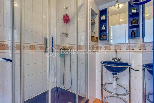 ++ Un confort rare en plein cœur d'Annecy : CLIMATISATION réversible dans presque toutes les pièces, 2 TERRASSES, BALCON, VUE MONTAGNES, PLACE DE PARKING, CAVE, GARAGE possible en option.++

Situé dans le très recherché quartier des Romains, à quelques minutes à pied de la gare, du marché, des commerces, des restaurants et des transports en commun, ce magnifique duplex T5 de 125 m² offre un cadre de vie aussi pratique qu'agréable. Niché au dernier étage d'une résidence récente de 1999 avec ascenseur, il bénéficie d'un environnement calme, en retrait de l'agitation du centre-ville. Le lac d'Annecy est accessible en seulement 20 minutes à pied.

Exposé Sud et Est, l'appartement profite d'une luminosité exceptionnelle tout au long de la journée. Les deux terrasses, véritables espaces de vie supplémentaires, offrent une vue dégagée sur les montagnes, tandis qu'un balcon complète l'étage.

Dès l'entrée, vous serez séduits par la qualité des prestations et des matériaux. L'appartement est équipé d'une climatisation réversible dans toutes les pièces de vie et les chambres (hors cuisine), un véritable atout pour un confort optimal en toute saison, particulièrement apprécié lors des épisodes de fortes chaleurs.

Au premier niveau, la pièce de vie et la chambre s'ouvrent sur une terrasse de 19 m². La cuisine indépendante donne accès à une seconde terrasse de 8 m². Ce niveau comprend également une salle d'eau et un WC séparé.

À l'étage, l'espace nuit se compose de trois chambres, dont une avec balcon, d'une salle de bains et d'un second WC indépendant.

Une cave et une place de parking privative complètent ce bien. La résidence dispose également d'un local à vélos. Un grand garage double peut être acquis en supplément.

Les coups de cœur de ce bien :

* Duplex en dernier étage
* Climatisation réversible dans toutes les pièces (hors cuisine)
* Deux terrasses (19 m² et 8 m²) et un balcon
* Vue dégagée sur les montagnes
* Excellente luminosité
* Résidence récente avec ascenseur
* Cave, place de parking privative et local vélos
* Grand garage double disponible en supplément
* Quartier des Romains, proche de toutes les commodités
* Au calme, en retrait des grands axes
* Lac d'Annecy à seulement 20 minutes à pied

Un bien rare sur le marché, idéal pour une famille souhaitant conjuguer espace, confort moderne et vie citadine, tout en profitant du calme, d'extérieurs généreux et de la proximité immédiate de toutes les commodités.