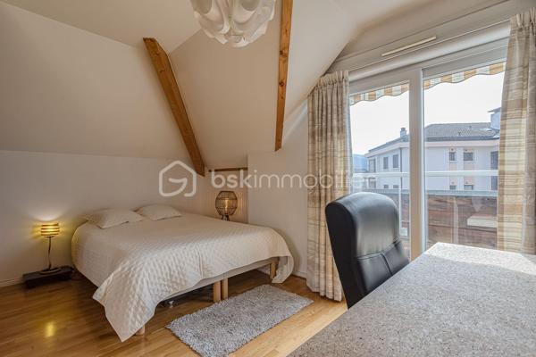 ++ Un confort rare en plein cœur d'Annecy : CLIMATISATION réversible dans presque toutes les pièces, 2 TERRASSES, BALCON, VUE MONTAGNES, PLACE DE PARKING, CAVE, GARAGE possible en option.++

Situé dans le très recherché quartier des Romains, à quelques minutes à pied de la gare, du marché, des commerces, des restaurants et des transports en commun, ce magnifique duplex T5 de 125 m² offre un cadre de vie aussi pratique qu'agréable. Niché au dernier étage d'une résidence récente de 1999 avec ascenseur, il bénéficie d'un environnement calme, en retrait de l'agitation du centre-ville. Le lac d'Annecy est accessible en seulement 20 minutes à pied.

Exposé Sud et Est, l'appartement profite d'une luminosité exceptionnelle tout au long de la journée. Les deux terrasses, véritables espaces de vie supplémentaires, offrent une vue dégagée sur les montagnes, tandis qu'un balcon complète l'étage.

Dès l'entrée, vous serez séduits par la qualité des prestations et des matériaux. L'appartement est équipé d'une climatisation réversible dans toutes les pièces de vie et les chambres (hors cuisine), un véritable atout pour un confort optimal en toute saison, particulièrement apprécié lors des épisodes de fortes chaleurs.

Au premier niveau, la pièce de vie et la chambre s'ouvrent sur une terrasse de 19 m². La cuisine indépendante donne accès à une seconde terrasse de 8 m². Ce niveau comprend également une salle d'eau et un WC séparé.

À l'étage, l'espace nuit se compose de trois chambres, dont une avec balcon, d'une salle de bains et d'un second WC indépendant.

Une cave et une place de parking privative complètent ce bien. La résidence dispose également d'un local à vélos. Un grand garage double peut être acquis en supplément.

Les coups de cœur de ce bien :

* Duplex en dernier étage
* Climatisation réversible dans toutes les pièces (hors cuisine)
* Deux terrasses (19 m² et 8 m²) et un balcon
* Vue dégagée sur les montagnes
* Excellente luminosité
* Résidence récente avec ascenseur
* Cave, place de parking privative et local vélos
* Grand garage double disponible en supplément
* Quartier des Romains, proche de toutes les commodités
* Au calme, en retrait des grands axes
* Lac d'Annecy à seulement 20 minutes à pied

Un bien rare sur le marché, idéal pour une famille souhaitant conjuguer espace, confort moderne et vie citadine, tout en profitant du calme, d'extérieurs généreux et de la proximité immédiate de toutes les commodités.