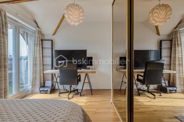 ++ Un confort rare en plein cœur d'Annecy : CLIMATISATION réversible dans presque toutes les pièces, 2 TERRASSES, BALCON, VUE MONTAGNES, PLACE DE PARKING, CAVE, GARAGE possible en option.++

Situé dans le très recherché quartier des Romains, à quelques minutes à pied de la gare, du marché, des commerces, des restaurants et des transports en commun, ce magnifique duplex T5 de 125 m² offre un cadre de vie aussi pratique qu'agréable. Niché au dernier étage d'une résidence récente de 1999 avec ascenseur, il bénéficie d'un environnement calme, en retrait de l'agitation du centre-ville. Le lac d'Annecy est accessible en seulement 20 minutes à pied.

Exposé Sud et Est, l'appartement profite d'une luminosité exceptionnelle tout au long de la journée. Les deux terrasses, véritables espaces de vie supplémentaires, offrent une vue dégagée sur les montagnes, tandis qu'un balcon complète l'étage.

Dès l'entrée, vous serez séduits par la qualité des prestations et des matériaux. L'appartement est équipé d'une climatisation réversible dans toutes les pièces de vie et les chambres (hors cuisine), un véritable atout pour un confort optimal en toute saison, particulièrement apprécié lors des épisodes de fortes chaleurs.

Au premier niveau, la pièce de vie et la chambre s'ouvrent sur une terrasse de 19 m². La cuisine indépendante donne accès à une seconde terrasse de 8 m². Ce niveau comprend également une salle d'eau et un WC séparé.

À l'étage, l'espace nuit se compose de trois chambres, dont une avec balcon, d'une salle de bains et d'un second WC indépendant.

Une cave et une place de parking privative complètent ce bien. La résidence dispose également d'un local à vélos. Un grand garage double peut être acquis en supplément.

Les coups de cœur de ce bien :

* Duplex en dernier étage
* Climatisation réversible dans toutes les pièces (hors cuisine)
* Deux terrasses (19 m² et 8 m²) et un balcon
* Vue dégagée sur les montagnes
* Excellente luminosité
* Résidence récente avec ascenseur
* Cave, place de parking privative et local vélos
* Grand garage double disponible en supplément
* Quartier des Romains, proche de toutes les commodités
* Au calme, en retrait des grands axes
* Lac d'Annecy à seulement 20 minutes à pied

Un bien rare sur le marché, idéal pour une famille souhaitant conjuguer espace, confort moderne et vie citadine, tout en profitant du calme, d'extérieurs généreux et de la proximité immédiate de toutes les commodités.