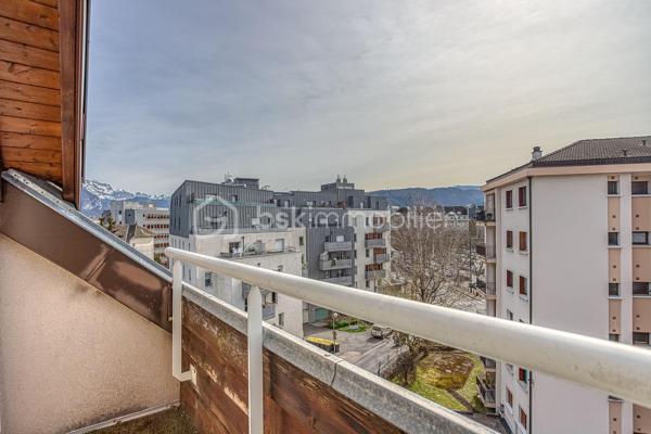++ Un confort rare en plein cœur d'Annecy : CLIMATISATION réversible dans presque toutes les pièces, 2 TERRASSES, BALCON, VUE MONTAGNES, PLACE DE PARKING, CAVE, GARAGE possible en option.++

Situé dans le très recherché quartier des Romains, à quelques minutes à pied de la gare, du marché, des commerces, des restaurants et des transports en commun, ce magnifique duplex T5 de 125 m² offre un cadre de vie aussi pratique qu'agréable. Niché au dernier étage d'une résidence récente de 1999 avec ascenseur, il bénéficie d'un environnement calme, en retrait de l'agitation du centre-ville. Le lac d'Annecy est accessible en seulement 20 minutes à pied.

Exposé Sud et Est, l'appartement profite d'une luminosité exceptionnelle tout au long de la journée. Les deux terrasses, véritables espaces de vie supplémentaires, offrent une vue dégagée sur les montagnes, tandis qu'un balcon complète l'étage.

Dès l'entrée, vous serez séduits par la qualité des prestations et des matériaux. L'appartement est équipé d'une climatisation réversible dans toutes les pièces de vie et les chambres (hors cuisine), un véritable atout pour un confort optimal en toute saison, particulièrement apprécié lors des épisodes de fortes chaleurs.

Au premier niveau, la pièce de vie et la chambre s'ouvrent sur une terrasse de 19 m². La cuisine indépendante donne accès à une seconde terrasse de 8 m². Ce niveau comprend également une salle d'eau et un WC séparé.

À l'étage, l'espace nuit se compose de trois chambres, dont une avec balcon, d'une salle de bains et d'un second WC indépendant.

Une cave et une place de parking privative complètent ce bien. La résidence dispose également d'un local à vélos. Un grand garage double peut être acquis en supplément.

Les coups de cœur de ce bien :

* Duplex en dernier étage
* Climatisation réversible dans toutes les pièces (hors cuisine)
* Deux terrasses (19 m² et 8 m²) et un balcon
* Vue dégagée sur les montagnes
* Excellente luminosité
* Résidence récente avec ascenseur
* Cave, place de parking privative et local vélos
* Grand garage double disponible en supplément
* Quartier des Romains, proche de toutes les commodités
* Au calme, en retrait des grands axes
* Lac d'Annecy à seulement 20 minutes à pied

Un bien rare sur le marché, idéal pour une famille souhaitant conjuguer espace, confort moderne et vie citadine, tout en profitant du calme, d'extérieurs généreux et de la proximité immédiate de toutes les commodités.