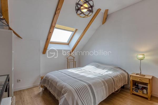 ++ Un confort rare en plein cœur d'Annecy : CLIMATISATION réversible dans presque toutes les pièces, 2 TERRASSES, BALCON, VUE MONTAGNES, PLACE DE PARKING, CAVE, GARAGE possible en option.++

Situé dans le très recherché quartier des Romains, à quelques minutes à pied de la gare, du marché, des commerces, des restaurants et des transports en commun, ce magnifique duplex T5 de 125 m² offre un cadre de vie aussi pratique qu'agréable. Niché au dernier étage d'une résidence récente de 1999 avec ascenseur, il bénéficie d'un environnement calme, en retrait de l'agitation du centre-ville. Le lac d'Annecy est accessible en seulement 20 minutes à pied.

Exposé Sud et Est, l'appartement profite d'une luminosité exceptionnelle tout au long de la journée. Les deux terrasses, véritables espaces de vie supplémentaires, offrent une vue dégagée sur les montagnes, tandis qu'un balcon complète l'étage.

Dès l'entrée, vous serez séduits par la qualité des prestations et des matériaux. L'appartement est équipé d'une climatisation réversible dans toutes les pièces de vie et les chambres (hors cuisine), un véritable atout pour un confort optimal en toute saison, particulièrement apprécié lors des épisodes de fortes chaleurs.

Au premier niveau, la pièce de vie et la chambre s'ouvrent sur une terrasse de 19 m². La cuisine indépendante donne accès à une seconde terrasse de 8 m². Ce niveau comprend également une salle d'eau et un WC séparé.

À l'étage, l'espace nuit se compose de trois chambres, dont une avec balcon, d'une salle de bains et d'un second WC indépendant.

Une cave et une place de parking privative complètent ce bien. La résidence dispose également d'un local à vélos. Un grand garage double peut être acquis en supplément.

Les coups de cœur de ce bien :

* Duplex en dernier étage
* Climatisation réversible dans toutes les pièces (hors cuisine)
* Deux terrasses (19 m² et 8 m²) et un balcon
* Vue dégagée sur les montagnes
* Excellente luminosité
* Résidence récente avec ascenseur
* Cave, place de parking privative et local vélos
* Grand garage double disponible en supplément
* Quartier des Romains, proche de toutes les commodités
* Au calme, en retrait des grands axes
* Lac d'Annecy à seulement 20 minutes à pied

Un bien rare sur le marché, idéal pour une famille souhaitant conjuguer espace, confort moderne et vie citadine, tout en profitant du calme, d'extérieurs généreux et de la proximité immédiate de toutes les commodités.