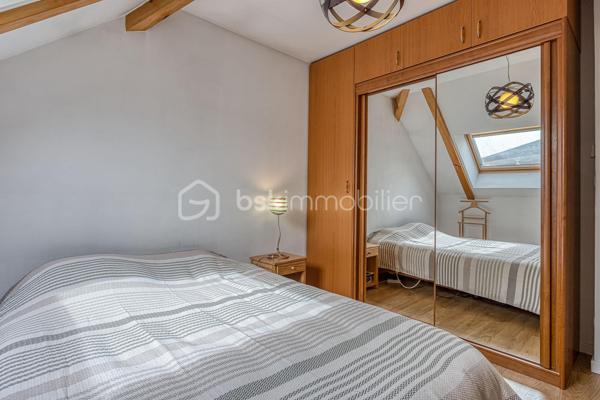 ++ Un confort rare en plein cœur d'Annecy : CLIMATISATION réversible dans presque toutes les pièces, 2 TERRASSES, BALCON, VUE MONTAGNES, PLACE DE PARKING, CAVE, GARAGE possible en option.++

Situé dans le très recherché quartier des Romains, à quelques minutes à pied de la gare, du marché, des commerces, des restaurants et des transports en commun, ce magnifique duplex T5 de 125 m² offre un cadre de vie aussi pratique qu'agréable. Niché au dernier étage d'une résidence récente de 1999 avec ascenseur, il bénéficie d'un environnement calme, en retrait de l'agitation du centre-ville. Le lac d'Annecy est accessible en seulement 20 minutes à pied.

Exposé Sud et Est, l'appartement profite d'une luminosité exceptionnelle tout au long de la journée. Les deux terrasses, véritables espaces de vie supplémentaires, offrent une vue dégagée sur les montagnes, tandis qu'un balcon complète l'étage.

Dès l'entrée, vous serez séduits par la qualité des prestations et des matériaux. L'appartement est équipé d'une climatisation réversible dans toutes les pièces de vie et les chambres (hors cuisine), un véritable atout pour un confort optimal en toute saison, particulièrement apprécié lors des épisodes de fortes chaleurs.

Au premier niveau, la pièce de vie et la chambre s'ouvrent sur une terrasse de 19 m². La cuisine indépendante donne accès à une seconde terrasse de 8 m². Ce niveau comprend également une salle d'eau et un WC séparé.

À l'étage, l'espace nuit se compose de trois chambres, dont une avec balcon, d'une salle de bains et d'un second WC indépendant.

Une cave et une place de parking privative complètent ce bien. La résidence dispose également d'un local à vélos. Un grand garage double peut être acquis en supplément.

Les coups de cœur de ce bien :

* Duplex en dernier étage
* Climatisation réversible dans toutes les pièces (hors cuisine)
* Deux terrasses (19 m² et 8 m²) et un balcon
* Vue dégagée sur les montagnes
* Excellente luminosité
* Résidence récente avec ascenseur
* Cave, place de parking privative et local vélos
* Grand garage double disponible en supplément
* Quartier des Romains, proche de toutes les commodités
* Au calme, en retrait des grands axes
* Lac d'Annecy à seulement 20 minutes à pied

Un bien rare sur le marché, idéal pour une famille souhaitant conjuguer espace, confort moderne et vie citadine, tout en profitant du calme, d'extérieurs généreux et de la proximité immédiate de toutes les commodités.