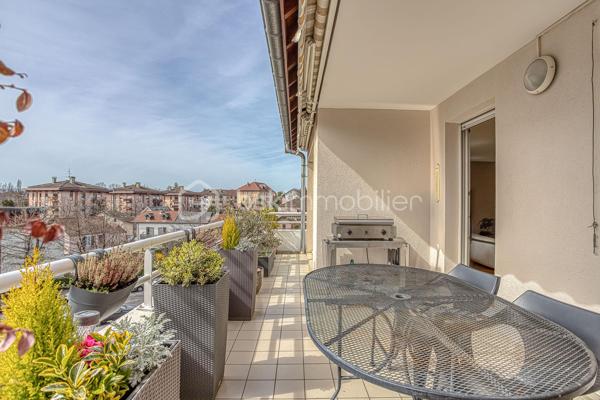 ++ Un confort rare en plein cœur d'Annecy : CLIMATISATION réversible dans presque toutes les pièces, 2 TERRASSES, BALCON, VUE MONTAGNES, PLACE DE PARKING, CAVE, GARAGE possible en option.++

Situé dans le très recherché quartier des Romains, à quelques minutes à pied de la gare, du marché, des commerces, des restaurants et des transports en commun, ce magnifique duplex T5 de 125 m² offre un cadre de vie aussi pratique qu'agréable. Niché au dernier étage d'une résidence récente de 1999 avec ascenseur, il bénéficie d'un environnement calme, en retrait de l'agitation du centre-ville. Le lac d'Annecy est accessible en seulement 20 minutes à pied.

Exposé Sud et Est, l'appartement profite d'une luminosité exceptionnelle tout au long de la journée. Les deux terrasses, véritables espaces de vie supplémentaires, offrent une vue dégagée sur les montagnes, tandis qu'un balcon complète l'étage.

Dès l'entrée, vous serez séduits par la qualité des prestations et des matériaux. L'appartement est équipé d'une climatisation réversible dans toutes les pièces de vie et les chambres (hors cuisine), un véritable atout pour un confort optimal en toute saison, particulièrement apprécié lors des épisodes de fortes chaleurs.

Au premier niveau, la pièce de vie et la chambre s'ouvrent sur une terrasse de 19 m². La cuisine indépendante donne accès à une seconde terrasse de 8 m². Ce niveau comprend également une salle d'eau et un WC séparé.

À l'étage, l'espace nuit se compose de trois chambres, dont une avec balcon, d'une salle de bains et d'un second WC indépendant.

Une cave et une place de parking privative complètent ce bien. La résidence dispose également d'un local à vélos. Un grand garage double peut être acquis en supplément.

Les coups de cœur de ce bien :

* Duplex en dernier étage
* Climatisation réversible dans toutes les pièces (hors cuisine)
* Deux terrasses (19 m² et 8 m²) et un balcon
* Vue dégagée sur les montagnes
* Excellente luminosité
* Résidence récente avec ascenseur
* Cave, place de parking privative et local vélos
* Grand garage double disponible en supplément
* Quartier des Romains, proche de toutes les commodités
* Au calme, en retrait des grands axes
* Lac d'Annecy à seulement 20 minutes à pied

Un bien rare sur le marché, idéal pour une famille souhaitant conjuguer espace, confort moderne et vie citadine, tout en profitant du calme, d'extérieurs généreux et de la proximité immédiate de toutes les commodités.