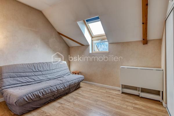 ++ Un confort rare en plein cœur d'Annecy : CLIMATISATION réversible dans presque toutes les pièces, 2 TERRASSES, BALCON, VUE MONTAGNES, PLACE DE PARKING, CAVE, GARAGE possible en option.++

Situé dans le très recherché quartier des Romains, à quelques minutes à pied de la gare, du marché, des commerces, des restaurants et des transports en commun, ce magnifique duplex T5 de 125 m² offre un cadre de vie aussi pratique qu'agréable. Niché au dernier étage d'une résidence récente de 1999 avec ascenseur, il bénéficie d'un environnement calme, en retrait de l'agitation du centre-ville. Le lac d'Annecy est accessible en seulement 20 minutes à pied.

Exposé Sud et Est, l'appartement profite d'une luminosité exceptionnelle tout au long de la journée. Les deux terrasses, véritables espaces de vie supplémentaires, offrent une vue dégagée sur les montagnes, tandis qu'un balcon complète l'étage.

Dès l'entrée, vous serez séduits par la qualité des prestations et des matériaux. L'appartement est équipé d'une climatisation réversible dans toutes les pièces de vie et les chambres (hors cuisine), un véritable atout pour un confort optimal en toute saison, particulièrement apprécié lors des épisodes de fortes chaleurs.

Au premier niveau, la pièce de vie et la chambre s'ouvrent sur une terrasse de 19 m². La cuisine indépendante donne accès à une seconde terrasse de 8 m². Ce niveau comprend également une salle d'eau et un WC séparé.

À l'étage, l'espace nuit se compose de trois chambres, dont une avec balcon, d'une salle de bains et d'un second WC indépendant.

Une cave et une place de parking privative complètent ce bien. La résidence dispose également d'un local à vélos. Un grand garage double peut être acquis en supplément.

Les coups de cœur de ce bien :

* Duplex en dernier étage
* Climatisation réversible dans toutes les pièces (hors cuisine)
* Deux terrasses (19 m² et 8 m²) et un balcon
* Vue dégagée sur les montagnes
* Excellente luminosité
* Résidence récente avec ascenseur
* Cave, place de parking privative et local vélos
* Grand garage double disponible en supplément
* Quartier des Romains, proche de toutes les commodités
* Au calme, en retrait des grands axes
* Lac d'Annecy à seulement 20 minutes à pied

Un bien rare sur le marché, idéal pour une famille souhaitant conjuguer espace, confort moderne et vie citadine, tout en profitant du calme, d'extérieurs généreux et de la proximité immédiate de toutes les commodités.