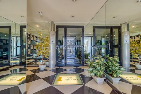 ++ Un confort rare en plein cœur d'Annecy : CLIMATISATION réversible dans presque toutes les pièces, 2 TERRASSES, BALCON, VUE MONTAGNES, PLACE DE PARKING, CAVE, GARAGE possible en option.++

Situé dans le très recherché quartier des Romains, à quelques minutes à pied de la gare, du marché, des commerces, des restaurants et des transports en commun, ce magnifique duplex T5 de 125 m² offre un cadre de vie aussi pratique qu'agréable. Niché au dernier étage d'une résidence récente de 1999 avec ascenseur, il bénéficie d'un environnement calme, en retrait de l'agitation du centre-ville. Le lac d'Annecy est accessible en seulement 20 minutes à pied.

Exposé Sud et Est, l'appartement profite d'une luminosité exceptionnelle tout au long de la journée. Les deux terrasses, véritables espaces de vie supplémentaires, offrent une vue dégagée sur les montagnes, tandis qu'un balcon complète l'étage.

Dès l'entrée, vous serez séduits par la qualité des prestations et des matériaux. L'appartement est équipé d'une climatisation réversible dans toutes les pièces de vie et les chambres (hors cuisine), un véritable atout pour un confort optimal en toute saison, particulièrement apprécié lors des épisodes de fortes chaleurs.

Au premier niveau, la pièce de vie et la chambre s'ouvrent sur une terrasse de 19 m². La cuisine indépendante donne accès à une seconde terrasse de 8 m². Ce niveau comprend également une salle d'eau et un WC séparé.

À l'étage, l'espace nuit se compose de trois chambres, dont une avec balcon, d'une salle de bains et d'un second WC indépendant.

Une cave et une place de parking privative complètent ce bien. La résidence dispose également d'un local à vélos. Un grand garage double peut être acquis en supplément.

Les coups de cœur de ce bien :

* Duplex en dernier étage
* Climatisation réversible dans toutes les pièces (hors cuisine)
* Deux terrasses (19 m² et 8 m²) et un balcon
* Vue dégagée sur les montagnes
* Excellente luminosité
* Résidence récente avec ascenseur
* Cave, place de parking privative et local vélos
* Grand garage double disponible en supplément
* Quartier des Romains, proche de toutes les commodités
* Au calme, en retrait des grands axes
* Lac d'Annecy à seulement 20 minutes à pied

Un bien rare sur le marché, idéal pour une famille souhaitant conjuguer espace, confort moderne et vie citadine, tout en profitant du calme, d'extérieurs généreux et de la proximité immédiate de toutes les commodités.