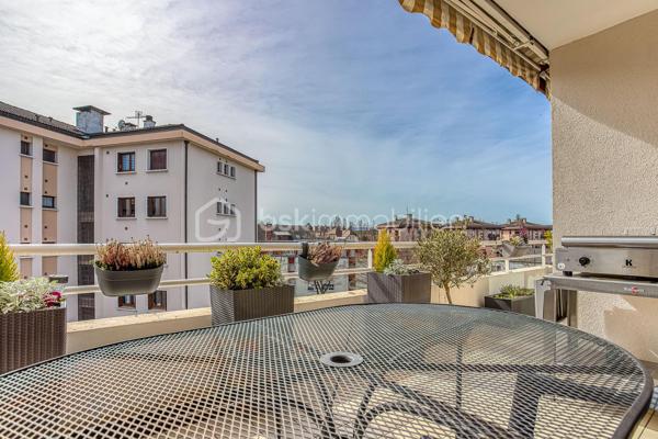 ++ Un confort rare en plein cœur d'Annecy : CLIMATISATION réversible dans presque toutes les pièces, 2 TERRASSES, BALCON, VUE MONTAGNES, PLACE DE PARKING, CAVE, GARAGE possible en option.++

Situé dans le très recherché quartier des Romains, à quelques minutes à pied de la gare, du marché, des commerces, des restaurants et des transports en commun, ce magnifique duplex T5 de 125 m² offre un cadre de vie aussi pratique qu'agréable. Niché au dernier étage d'une résidence récente de 1999 avec ascenseur, il bénéficie d'un environnement calme, en retrait de l'agitation du centre-ville. Le lac d'Annecy est accessible en seulement 20 minutes à pied.

Exposé Sud et Est, l'appartement profite d'une luminosité exceptionnelle tout au long de la journée. Les deux terrasses, véritables espaces de vie supplémentaires, offrent une vue dégagée sur les montagnes, tandis qu'un balcon complète l'étage.

Dès l'entrée, vous serez séduits par la qualité des prestations et des matériaux. L'appartement est équipé d'une climatisation réversible dans toutes les pièces de vie et les chambres (hors cuisine), un véritable atout pour un confort optimal en toute saison, particulièrement apprécié lors des épisodes de fortes chaleurs.

Au premier niveau, la pièce de vie et la chambre s'ouvrent sur une terrasse de 19 m². La cuisine indépendante donne accès à une seconde terrasse de 8 m². Ce niveau comprend également une salle d'eau et un WC séparé.

À l'étage, l'espace nuit se compose de trois chambres, dont une avec balcon, d'une salle de bains et d'un second WC indépendant.

Une cave et une place de parking privative complètent ce bien. La résidence dispose également d'un local à vélos. Un grand garage double peut être acquis en supplément.

Les coups de cœur de ce bien :

* Duplex en dernier étage
* Climatisation réversible dans toutes les pièces (hors cuisine)
* Deux terrasses (19 m² et 8 m²) et un balcon
* Vue dégagée sur les montagnes
* Excellente luminosité
* Résidence récente avec ascenseur
* Cave, place de parking privative et local vélos
* Grand garage double disponible en supplément
* Quartier des Romains, proche de toutes les commodités
* Au calme, en retrait des grands axes
* Lac d'Annecy à seulement 20 minutes à pied

Un bien rare sur le marché, idéal pour une famille souhaitant conjuguer espace, confort moderne et vie citadine, tout en profitant du calme, d'extérieurs généreux et de la proximité immédiate de toutes les commodités.