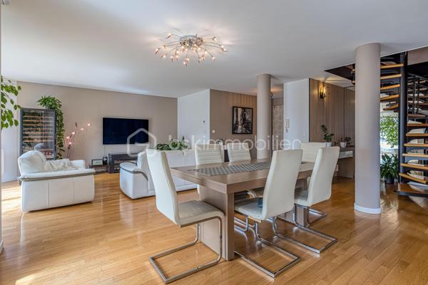 ++ Un confort rare en plein cœur d'Annecy : CLIMATISATION réversible dans presque toutes les pièces, 2 TERRASSES, BALCON, VUE MONTAGNES, PLACE DE PARKING, CAVE, GARAGE possible en option.++

Situé dans le très recherché quartier des Romains, à quelques minutes à pied de la gare, du marché, des commerces, des restaurants et des transports en commun, ce magnifique duplex T5 de 125 m² offre un cadre de vie aussi pratique qu'agréable. Niché au dernier étage d'une résidence récente de 1999 avec ascenseur, il bénéficie d'un environnement calme, en retrait de l'agitation du centre-ville. Le lac d'Annecy est accessible en seulement 20 minutes à pied.

Exposé Sud et Est, l'appartement profite d'une luminosité exceptionnelle tout au long de la journée. Les deux terrasses, véritables espaces de vie supplémentaires, offrent une vue dégagée sur les montagnes, tandis qu'un balcon complète l'étage.

Dès l'entrée, vous serez séduits par la qualité des prestations et des matériaux. L'appartement est équipé d'une climatisation réversible dans toutes les pièces de vie et les chambres (hors cuisine), un véritable atout pour un confort optimal en toute saison, particulièrement apprécié lors des épisodes de fortes chaleurs.

Au premier niveau, la pièce de vie et la chambre s'ouvrent sur une terrasse de 19 m². La cuisine indépendante donne accès à une seconde terrasse de 8 m². Ce niveau comprend également une salle d'eau et un WC séparé.

À l'étage, l'espace nuit se compose de trois chambres, dont une avec balcon, d'une salle de bains et d'un second WC indépendant.

Une cave et une place de parking privative complètent ce bien. La résidence dispose également d'un local à vélos. Un grand garage double peut être acquis en supplément.

Les coups de cœur de ce bien :

* Duplex en dernier étage
* Climatisation réversible dans toutes les pièces (hors cuisine)
* Deux terrasses (19 m² et 8 m²) et un balcon
* Vue dégagée sur les montagnes
* Excellente luminosité
* Résidence récente avec ascenseur
* Cave, place de parking privative et local vélos
* Grand garage double disponible en supplément
* Quartier des Romains, proche de toutes les commodités
* Au calme, en retrait des grands axes
* Lac d'Annecy à seulement 20 minutes à pied

Un bien rare sur le marché, idéal pour une famille souhaitant conjuguer espace, confort moderne et vie citadine, tout en profitant du calme, d'extérieurs généreux et de la proximité immédiate de toutes les commodités.