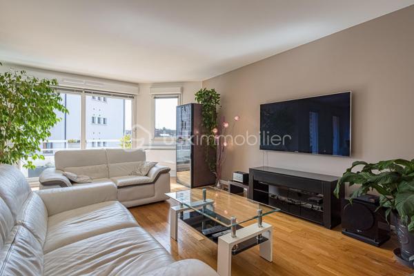 ++ Un confort rare en plein cœur d'Annecy : CLIMATISATION réversible dans presque toutes les pièces, 2 TERRASSES, BALCON, VUE MONTAGNES, PLACE DE PARKING, CAVE, GARAGE possible en option.++

Situé dans le très recherché quartier des Romains, à quelques minutes à pied de la gare, du marché, des commerces, des restaurants et des transports en commun, ce magnifique duplex T5 de 125 m² offre un cadre de vie aussi pratique qu'agréable. Niché au dernier étage d'une résidence récente de 1999 avec ascenseur, il bénéficie d'un environnement calme, en retrait de l'agitation du centre-ville. Le lac d'Annecy est accessible en seulement 20 minutes à pied.

Exposé Sud et Est, l'appartement profite d'une luminosité exceptionnelle tout au long de la journée. Les deux terrasses, véritables espaces de vie supplémentaires, offrent une vue dégagée sur les montagnes, tandis qu'un balcon complète l'étage.

Dès l'entrée, vous serez séduits par la qualité des prestations et des matériaux. L'appartement est équipé d'une climatisation réversible dans toutes les pièces de vie et les chambres (hors cuisine), un véritable atout pour un confort optimal en toute saison, particulièrement apprécié lors des épisodes de fortes chaleurs.

Au premier niveau, la pièce de vie et la chambre s'ouvrent sur une terrasse de 19 m². La cuisine indépendante donne accès à une seconde terrasse de 8 m². Ce niveau comprend également une salle d'eau et un WC séparé.

À l'étage, l'espace nuit se compose de trois chambres, dont une avec balcon, d'une salle de bains et d'un second WC indépendant.

Une cave et une place de parking privative complètent ce bien. La résidence dispose également d'un local à vélos. Un grand garage double peut être acquis en supplément.

Les coups de cœur de ce bien :

* Duplex en dernier étage
* Climatisation réversible dans toutes les pièces (hors cuisine)
* Deux terrasses (19 m² et 8 m²) et un balcon
* Vue dégagée sur les montagnes
* Excellente luminosité
* Résidence récente avec ascenseur
* Cave, place de parking privative et local vélos
* Grand garage double disponible en supplément
* Quartier des Romains, proche de toutes les commodités
* Au calme, en retrait des grands axes
* Lac d'Annecy à seulement 20 minutes à pied

Un bien rare sur le marché, idéal pour une famille souhaitant conjuguer espace, confort moderne et vie citadine, tout en profitant du calme, d'extérieurs généreux et de la proximité immédiate de toutes les commodités.