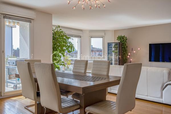 ++ Un confort rare en plein cœur d'Annecy : CLIMATISATION réversible dans presque toutes les pièces, 2 TERRASSES, BALCON, VUE MONTAGNES, PLACE DE PARKING, CAVE, GARAGE possible en option.++

Situé dans le très recherché quartier des Romains, à quelques minutes à pied de la gare, du marché, des commerces, des restaurants et des transports en commun, ce magnifique duplex T5 de 125 m² offre un cadre de vie aussi pratique qu'agréable. Niché au dernier étage d'une résidence récente de 1999 avec ascenseur, il bénéficie d'un environnement calme, en retrait de l'agitation du centre-ville. Le lac d'Annecy est accessible en seulement 20 minutes à pied.

Exposé Sud et Est, l'appartement profite d'une luminosité exceptionnelle tout au long de la journée. Les deux terrasses, véritables espaces de vie supplémentaires, offrent une vue dégagée sur les montagnes, tandis qu'un balcon complète l'étage.

Dès l'entrée, vous serez séduits par la qualité des prestations et des matériaux. L'appartement est équipé d'une climatisation réversible dans toutes les pièces de vie et les chambres (hors cuisine), un véritable atout pour un confort optimal en toute saison, particulièrement apprécié lors des épisodes de fortes chaleurs.

Au premier niveau, la pièce de vie et la chambre s'ouvrent sur une terrasse de 19 m². La cuisine indépendante donne accès à une seconde terrasse de 8 m². Ce niveau comprend également une salle d'eau et un WC séparé.

À l'étage, l'espace nuit se compose de trois chambres, dont une avec balcon, d'une salle de bains et d'un second WC indépendant.

Une cave et une place de parking privative complètent ce bien. La résidence dispose également d'un local à vélos. Un grand garage double peut être acquis en supplément.

Les coups de cœur de ce bien :

* Duplex en dernier étage
* Climatisation réversible dans toutes les pièces (hors cuisine)
* Deux terrasses (19 m² et 8 m²) et un balcon
* Vue dégagée sur les montagnes
* Excellente luminosité
* Résidence récente avec ascenseur
* Cave, place de parking privative et local vélos
* Grand garage double disponible en supplément
* Quartier des Romains, proche de toutes les commodités
* Au calme, en retrait des grands axes
* Lac d'Annecy à seulement 20 minutes à pied

Un bien rare sur le marché, idéal pour une famille souhaitant conjuguer espace, confort moderne et vie citadine, tout en profitant du calme, d'extérieurs généreux et de la proximité immédiate de toutes les commodités.