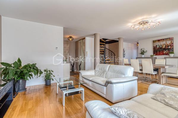 ++ Un confort rare en plein cœur d'Annecy : CLIMATISATION réversible dans presque toutes les pièces, 2 TERRASSES, BALCON, VUE MONTAGNES, PLACE DE PARKING, CAVE, GARAGE possible en option.++

Situé dans le très recherché quartier des Romains, à quelques minutes à pied de la gare, du marché, des commerces, des restaurants et des transports en commun, ce magnifique duplex T5 de 125 m² offre un cadre de vie aussi pratique qu'agréable. Niché au dernier étage d'une résidence récente de 1999 avec ascenseur, il bénéficie d'un environnement calme, en retrait de l'agitation du centre-ville. Le lac d'Annecy est accessible en seulement 20 minutes à pied.

Exposé Sud et Est, l'appartement profite d'une luminosité exceptionnelle tout au long de la journée. Les deux terrasses, véritables espaces de vie supplémentaires, offrent une vue dégagée sur les montagnes, tandis qu'un balcon complète l'étage.

Dès l'entrée, vous serez séduits par la qualité des prestations et des matériaux. L'appartement est équipé d'une climatisation réversible dans toutes les pièces de vie et les chambres (hors cuisine), un véritable atout pour un confort optimal en toute saison, particulièrement apprécié lors des épisodes de fortes chaleurs.

Au premier niveau, la pièce de vie et la chambre s'ouvrent sur une terrasse de 19 m². La cuisine indépendante donne accès à une seconde terrasse de 8 m². Ce niveau comprend également une salle d'eau et un WC séparé.

À l'étage, l'espace nuit se compose de trois chambres, dont une avec balcon, d'une salle de bains et d'un second WC indépendant.

Une cave et une place de parking privative complètent ce bien. La résidence dispose également d'un local à vélos. Un grand garage double peut être acquis en supplément.

Les coups de cœur de ce bien :

* Duplex en dernier étage
* Climatisation réversible dans toutes les pièces (hors cuisine)
* Deux terrasses (19 m² et 8 m²) et un balcon
* Vue dégagée sur les montagnes
* Excellente luminosité
* Résidence récente avec ascenseur
* Cave, place de parking privative et local vélos
* Grand garage double disponible en supplément
* Quartier des Romains, proche de toutes les commodités
* Au calme, en retrait des grands axes
* Lac d'Annecy à seulement 20 minutes à pied

Un bien rare sur le marché, idéal pour une famille souhaitant conjuguer espace, confort moderne et vie citadine, tout en profitant du calme, d'extérieurs généreux et de la proximité immédiate de toutes les commodités.