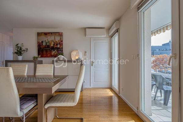 ++ Un confort rare en plein cœur d'Annecy : CLIMATISATION réversible dans presque toutes les pièces, 2 TERRASSES, BALCON, VUE MONTAGNES, PLACE DE PARKING, CAVE, GARAGE possible en option.++

Situé dans le très recherché quartier des Romains, à quelques minutes à pied de la gare, du marché, des commerces, des restaurants et des transports en commun, ce magnifique duplex T5 de 125 m² offre un cadre de vie aussi pratique qu'agréable. Niché au dernier étage d'une résidence récente de 1999 avec ascenseur, il bénéficie d'un environnement calme, en retrait de l'agitation du centre-ville. Le lac d'Annecy est accessible en seulement 20 minutes à pied.

Exposé Sud et Est, l'appartement profite d'une luminosité exceptionnelle tout au long de la journée. Les deux terrasses, véritables espaces de vie supplémentaires, offrent une vue dégagée sur les montagnes, tandis qu'un balcon complète l'étage.

Dès l'entrée, vous serez séduits par la qualité des prestations et des matériaux. L'appartement est équipé d'une climatisation réversible dans toutes les pièces de vie et les chambres (hors cuisine), un véritable atout pour un confort optimal en toute saison, particulièrement apprécié lors des épisodes de fortes chaleurs.

Au premier niveau, la pièce de vie et la chambre s'ouvrent sur une terrasse de 19 m². La cuisine indépendante donne accès à une seconde terrasse de 8 m². Ce niveau comprend également une salle d'eau et un WC séparé.

À l'étage, l'espace nuit se compose de trois chambres, dont une avec balcon, d'une salle de bains et d'un second WC indépendant.

Une cave et une place de parking privative complètent ce bien. La résidence dispose également d'un local à vélos. Un grand garage double peut être acquis en supplément.

Les coups de cœur de ce bien :

* Duplex en dernier étage
* Climatisation réversible dans toutes les pièces (hors cuisine)
* Deux terrasses (19 m² et 8 m²) et un balcon
* Vue dégagée sur les montagnes
* Excellente luminosité
* Résidence récente avec ascenseur
* Cave, place de parking privative et local vélos
* Grand garage double disponible en supplément
* Quartier des Romains, proche de toutes les commodités
* Au calme, en retrait des grands axes
* Lac d'Annecy à seulement 20 minutes à pied

Un bien rare sur le marché, idéal pour une famille souhaitant conjuguer espace, confort moderne et vie citadine, tout en profitant du calme, d'extérieurs généreux et de la proximité immédiate de toutes les commodités.