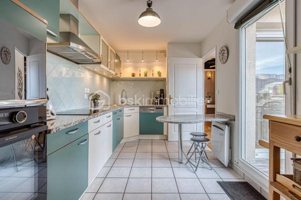 ++ Un confort rare en plein cœur d'Annecy : CLIMATISATION réversible dans presque toutes les pièces, 2 TERRASSES, BALCON, VUE MONTAGNES, PLACE DE PARKING, CAVE, GARAGE possible en option.++

Situé dans le très recherché quartier des Romains, à quelques minutes à pied de la gare, du marché, des commerces, des restaurants et des transports en commun, ce magnifique duplex T5 de 125 m² offre un cadre de vie aussi pratique qu'agréable. Niché au dernier étage d'une résidence récente de 1999 avec ascenseur, il bénéficie d'un environnement calme, en retrait de l'agitation du centre-ville. Le lac d'Annecy est accessible en seulement 20 minutes à pied.

Exposé Sud et Est, l'appartement profite d'une luminosité exceptionnelle tout au long de la journée. Les deux terrasses, véritables espaces de vie supplémentaires, offrent une vue dégagée sur les montagnes, tandis qu'un balcon complète l'étage.

Dès l'entrée, vous serez séduits par la qualité des prestations et des matériaux. L'appartement est équipé d'une climatisation réversible dans toutes les pièces de vie et les chambres (hors cuisine), un véritable atout pour un confort optimal en toute saison, particulièrement apprécié lors des épisodes de fortes chaleurs.

Au premier niveau, la pièce de vie et la chambre s'ouvrent sur une terrasse de 19 m². La cuisine indépendante donne accès à une seconde terrasse de 8 m². Ce niveau comprend également une salle d'eau et un WC séparé.

À l'étage, l'espace nuit se compose de trois chambres, dont une avec balcon, d'une salle de bains et d'un second WC indépendant.

Une cave et une place de parking privative complètent ce bien. La résidence dispose également d'un local à vélos. Un grand garage double peut être acquis en supplément.

Les coups de cœur de ce bien :

* Duplex en dernier étage
* Climatisation réversible dans toutes les pièces (hors cuisine)
* Deux terrasses (19 m² et 8 m²) et un balcon
* Vue dégagée sur les montagnes
* Excellente luminosité
* Résidence récente avec ascenseur
* Cave, place de parking privative et local vélos
* Grand garage double disponible en supplément
* Quartier des Romains, proche de toutes les commodités
* Au calme, en retrait des grands axes
* Lac d'Annecy à seulement 20 minutes à pied

Un bien rare sur le marché, idéal pour une famille souhaitant conjuguer espace, confort moderne et vie citadine, tout en profitant du calme, d'extérieurs généreux et de la proximité immédiate de toutes les commodités.