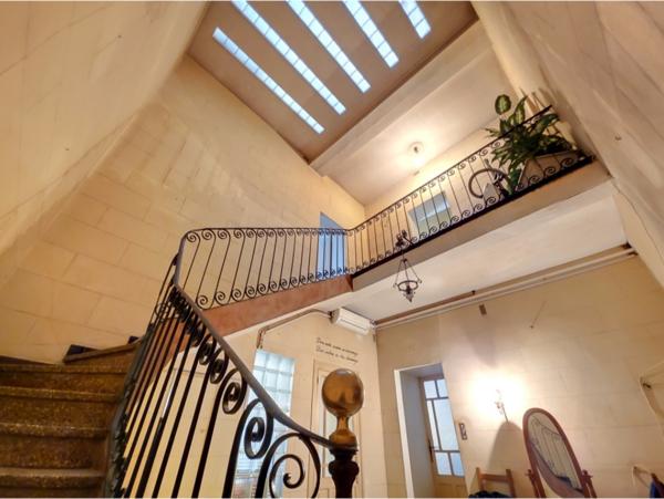 Tarascon (13150) Maison de ville aux beaux volumes proche Théatre